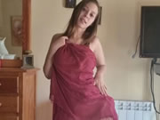 Fille arabe aux gros seins dansant de manière provocante