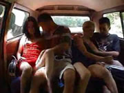 Deux hommes et deux femmes en train d’avoir des relations sexuelles dans un bus